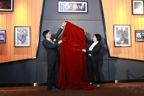 万达院线总裁曾茂军与IMAX大中华区首席营销官周美惠女士共同揭幕IMAX激光纪念雕塑